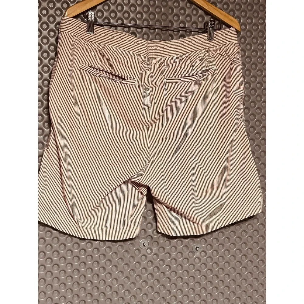 Banana Republic Men's Shorts L Red/ White Chambray Stripe, 9
